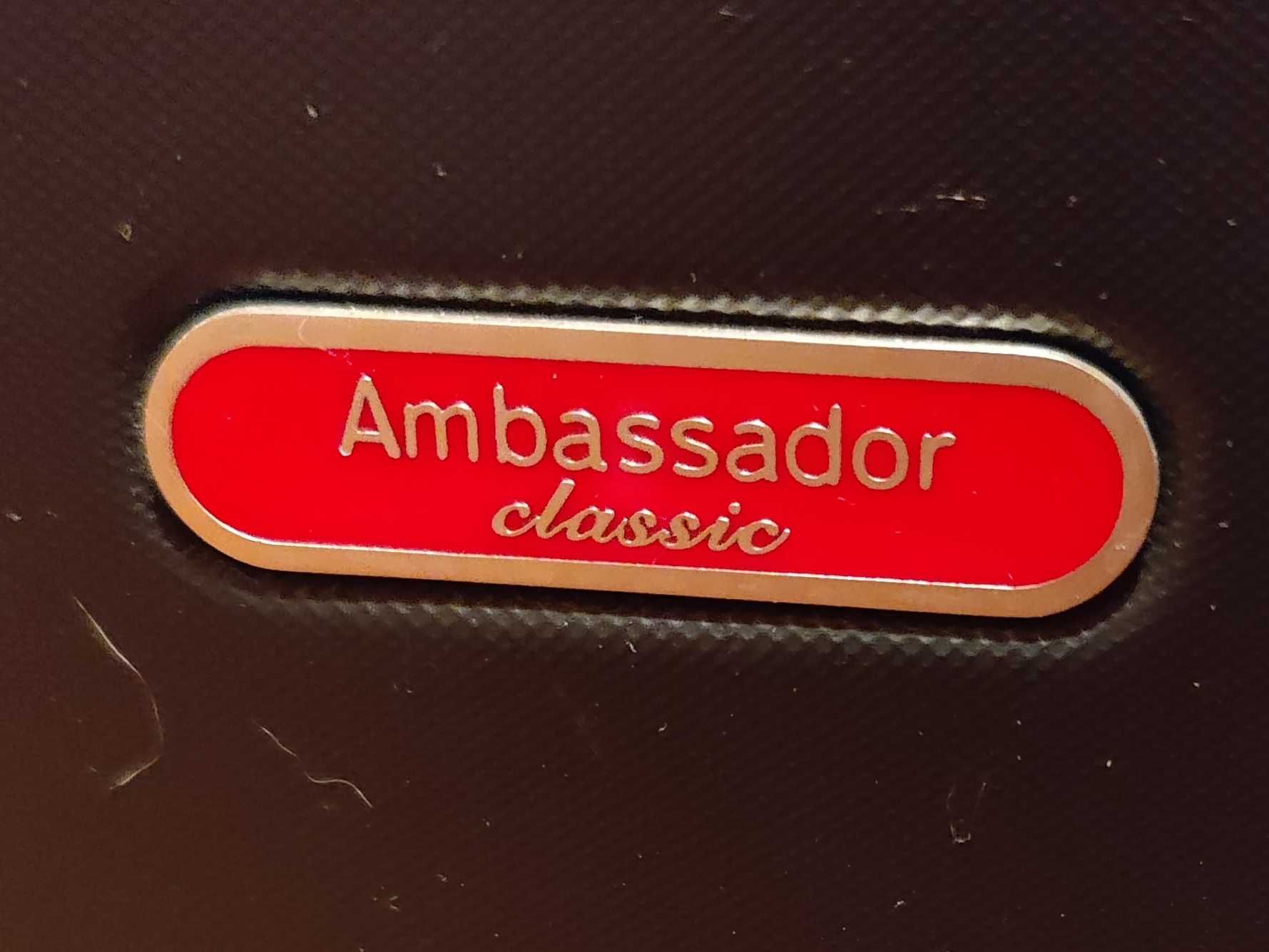 Продам маленьку пластикову валізу -Ambassador Classic .