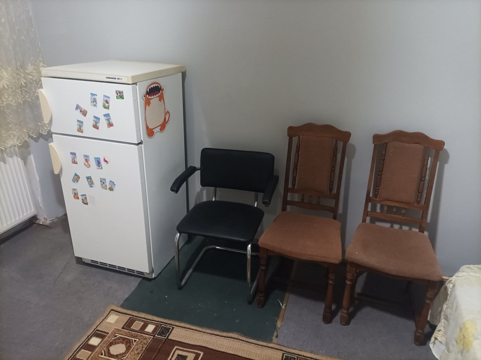 Здається двох кімнатна в тихому центрі.