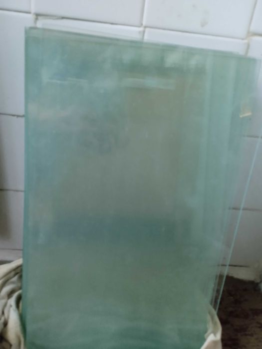 скло з імпортних книжкових полиць