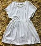 Vestido branco cintado