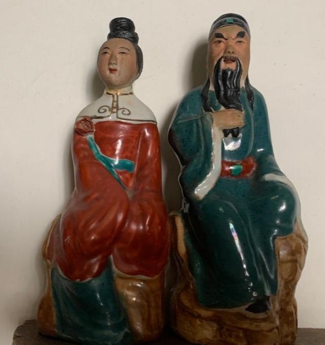 Par de esculturas de louça- casal chinês