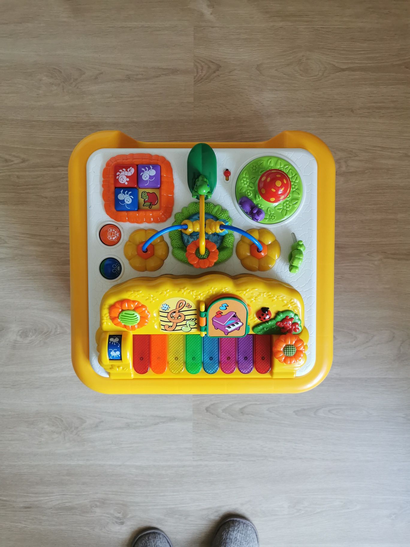Mesa de Atividades Chicco 2-em-1 com Piano e Base de Construções