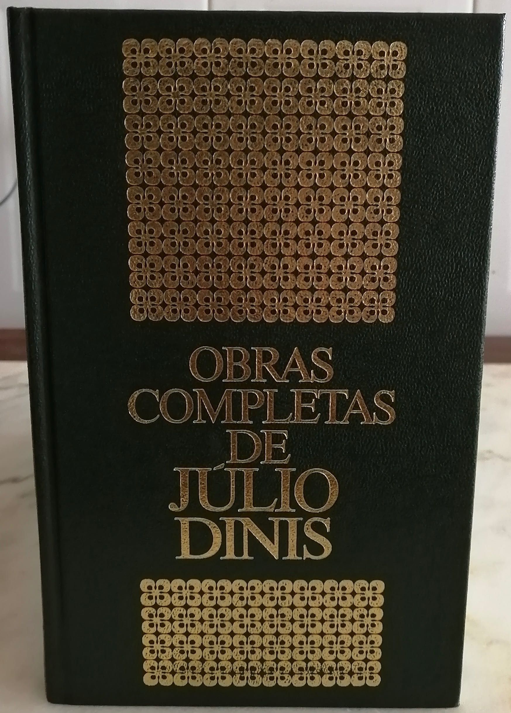 vários livros de capa dura em estado novo, valor pode variar.