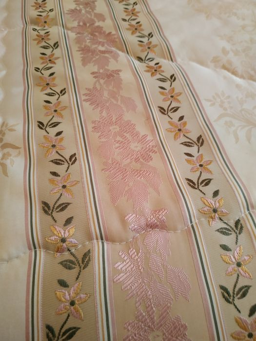 Colcha de casal como nova com duas almofadas e rolo