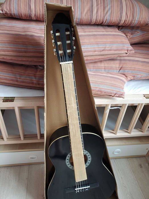 класична гітара чорна глянцева з посиленим грифом нова хромовані колки