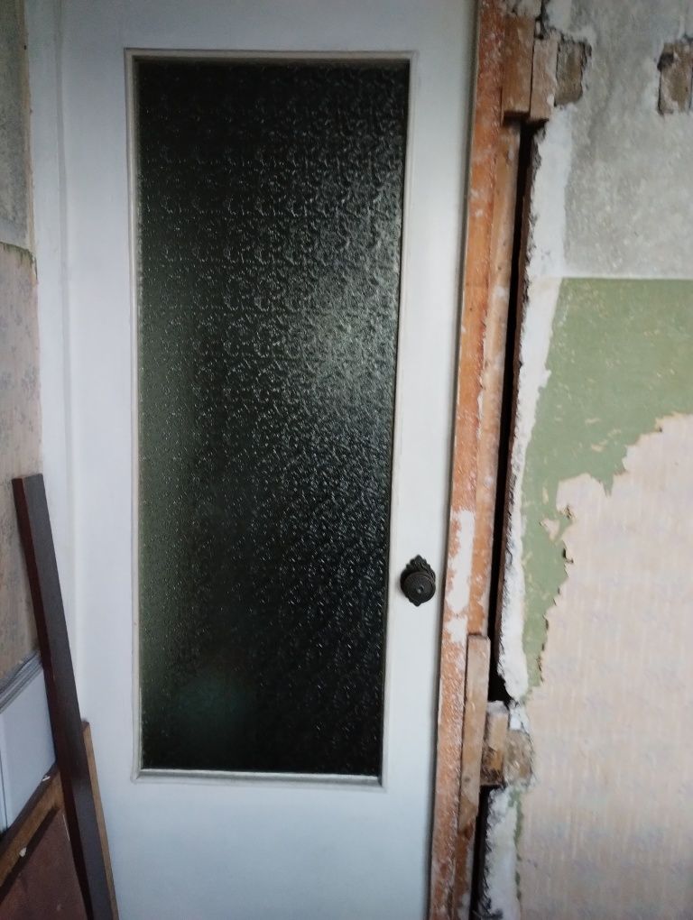 Міжкімнатні двері 2000х700 мм.Білі,скло зеленувате, фактурне,коробка є