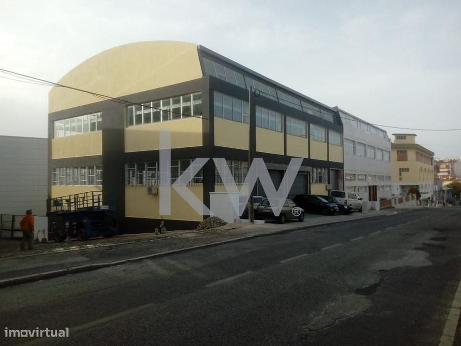 Armazém industrial com 464m2 no Prior Velho - Loures