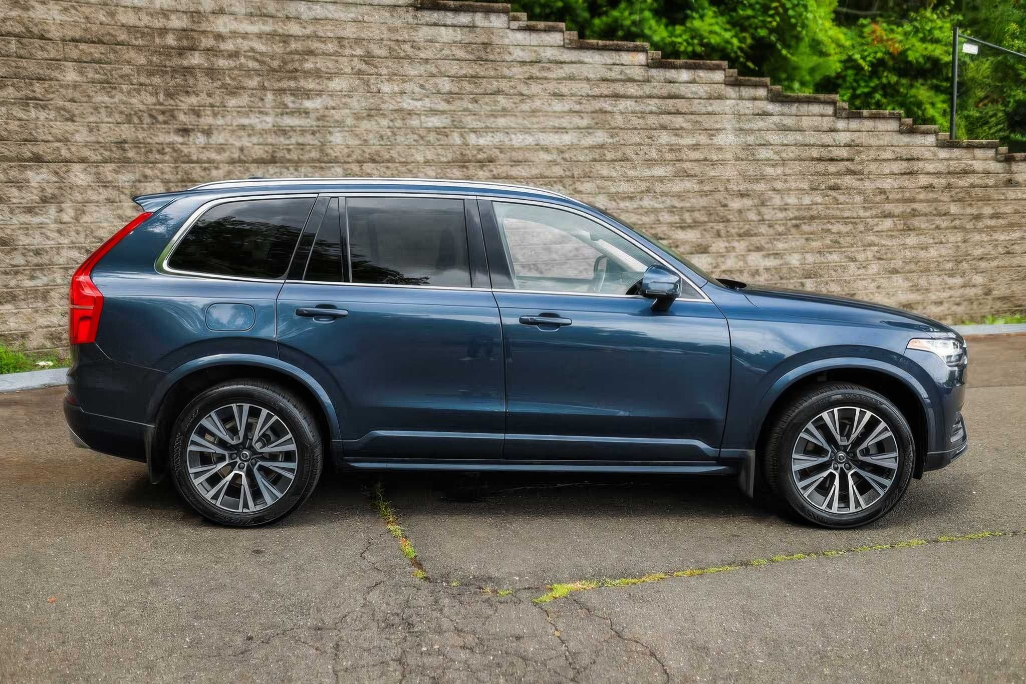 2021 Volvo XC90 T6 Momentum 7-Passenger AWD