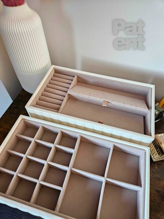 Duża biała pikowana szkatułka na biżuterię 4 poziomy z lusterkiem