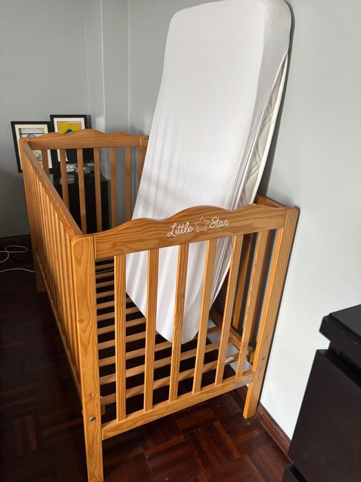 Berço em madeira e colchão