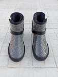 Botas em pêlo cinzentas e pretas