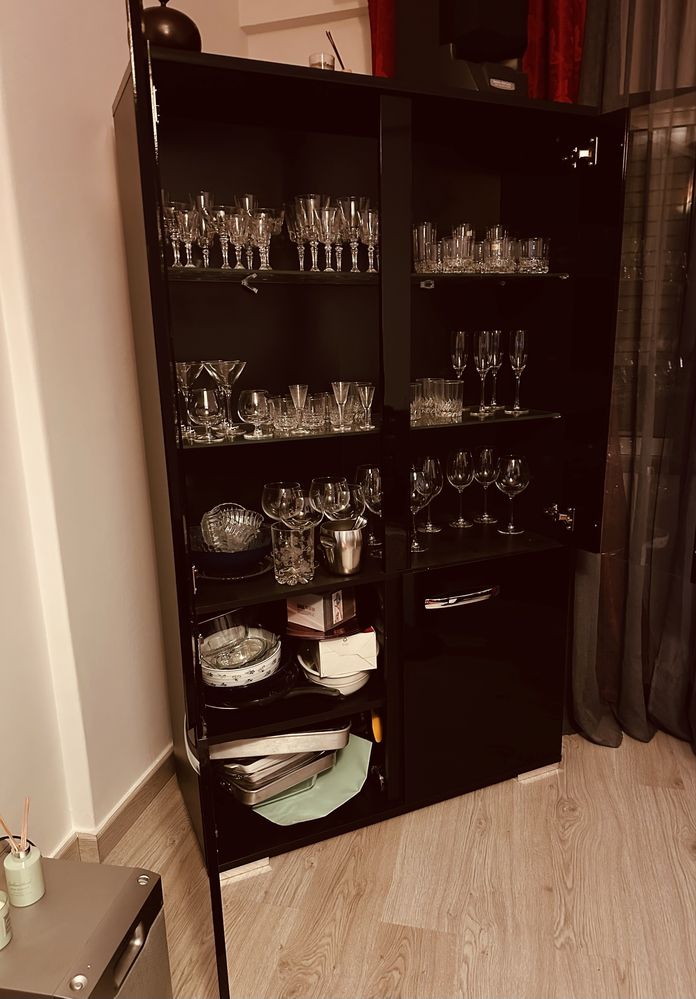 Armario Cristaleira com portas de vidro