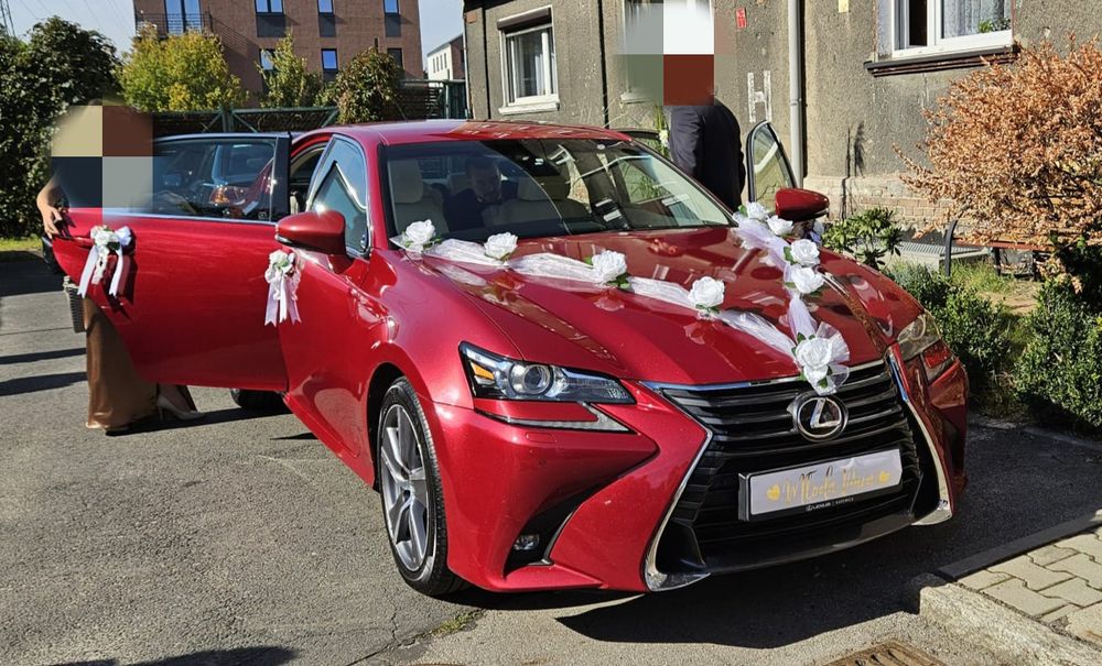 Dekoracja ślubna auta, białe kwiaty