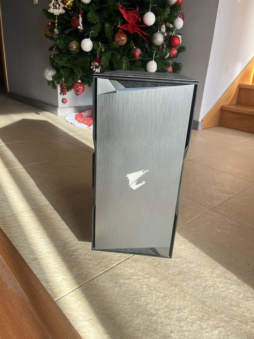 Caixa ATX Gigabyte Aorus C300 GlassRGB com janela preta