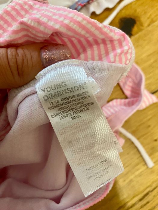 Buciki i stroje kąpielowe dla dziewczynki