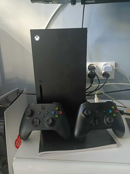 Xbox series X 1TB + 2 pady