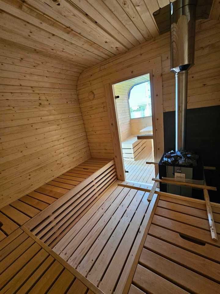 Sauna z piecem opalanym drewnem panorama oświetlenie przebieralnia