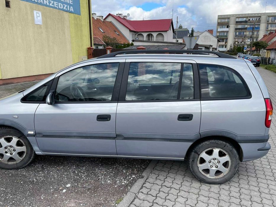 Sprzedam Zafira 7 osobowa diesel z opłatami na rok za 3999zł