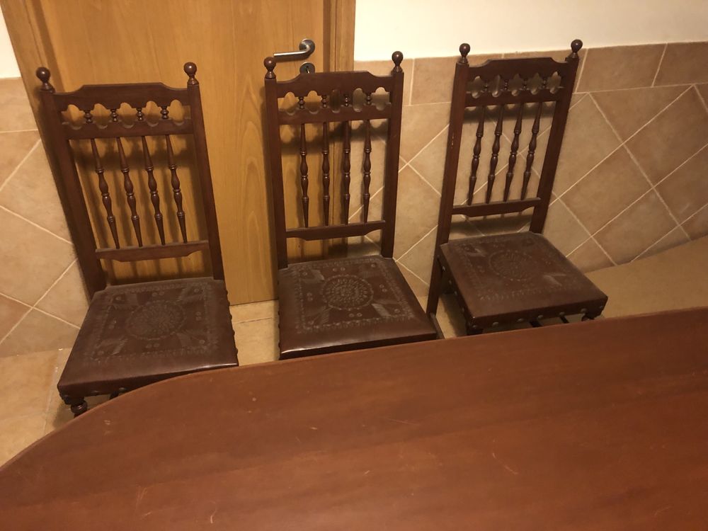 Mesa e 6 cadeiras usadas e em bom estado.