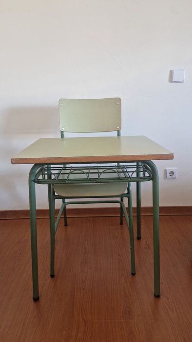 Conjunto de mesa e cadeira