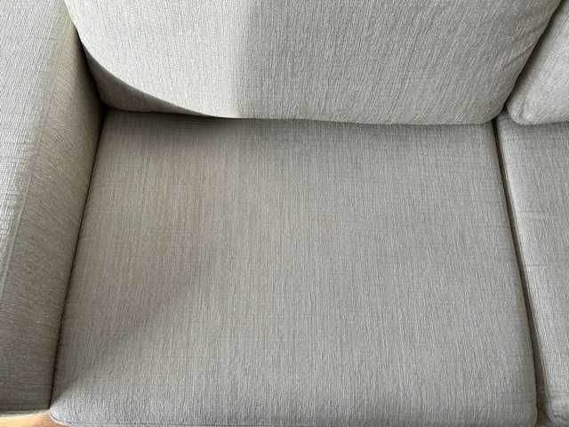 Sofá de dois lugares, moderno, em excelente estado, tecido Aquaclean