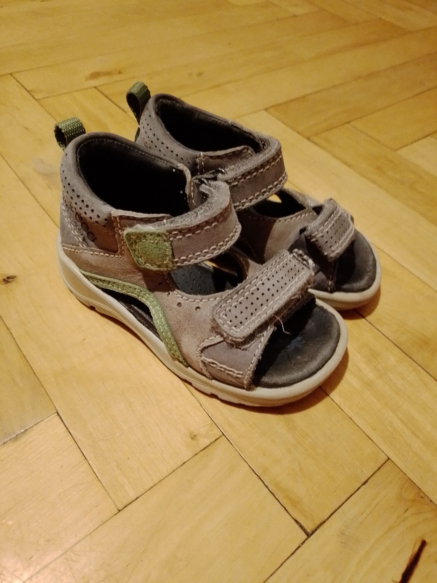 Взуття дитяче для хлопчика:босоніжки,кроссовки,черевички