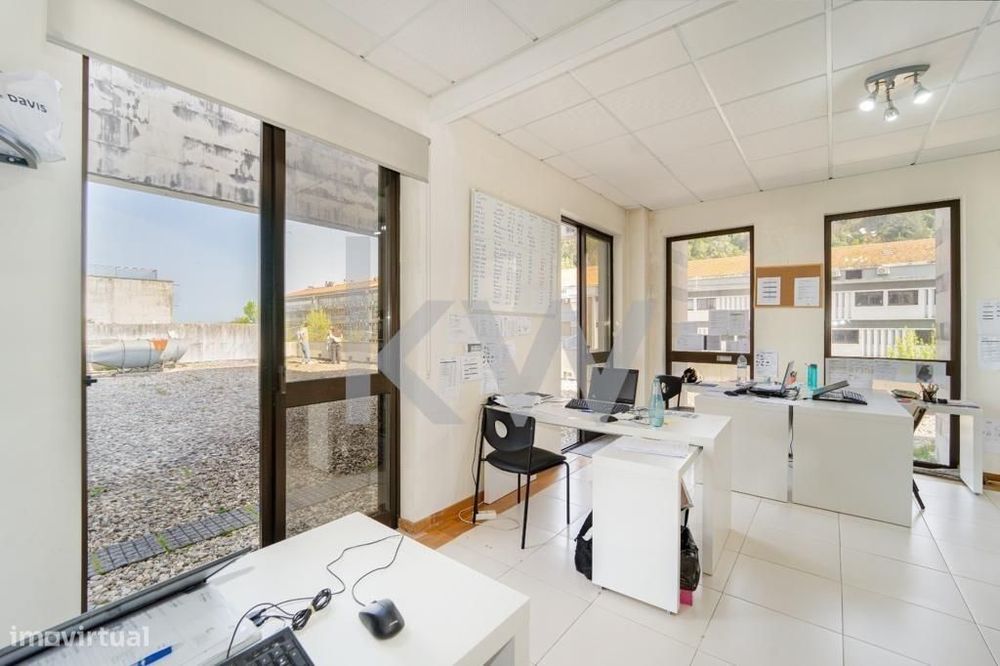 Escritório junto à Rodoviária | Muita luz natural | Para Venda