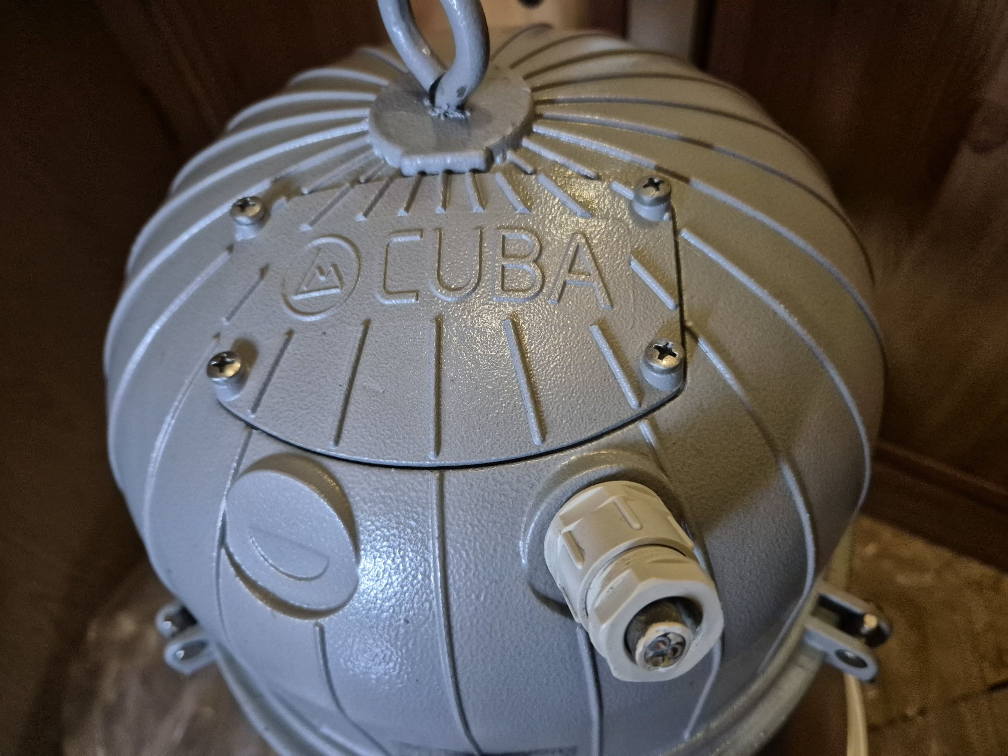 Lampa przemysłowa z żarówką, 100% sprawna, duża