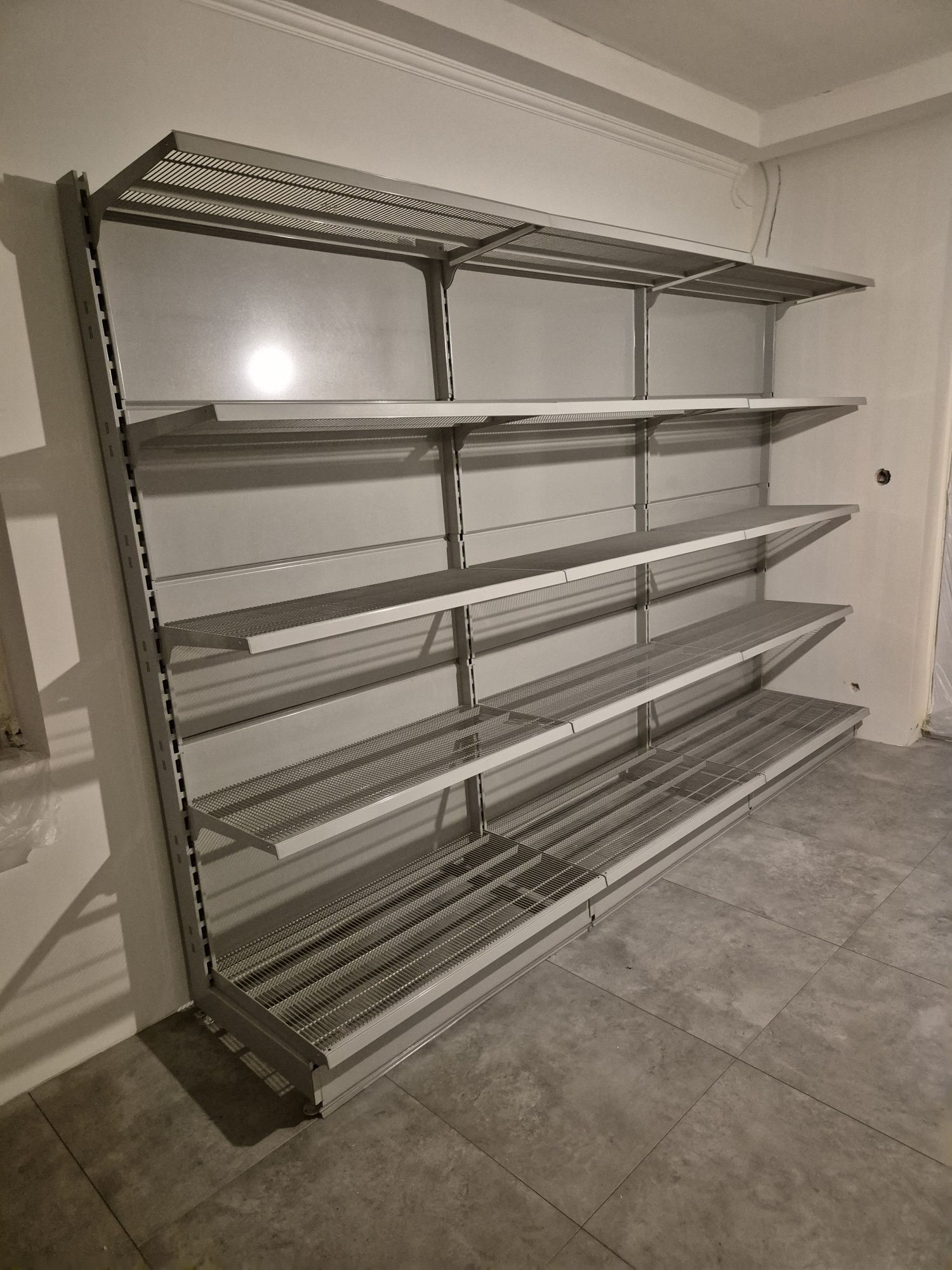 Regały sklepowe przyscienne,wolnostojace.