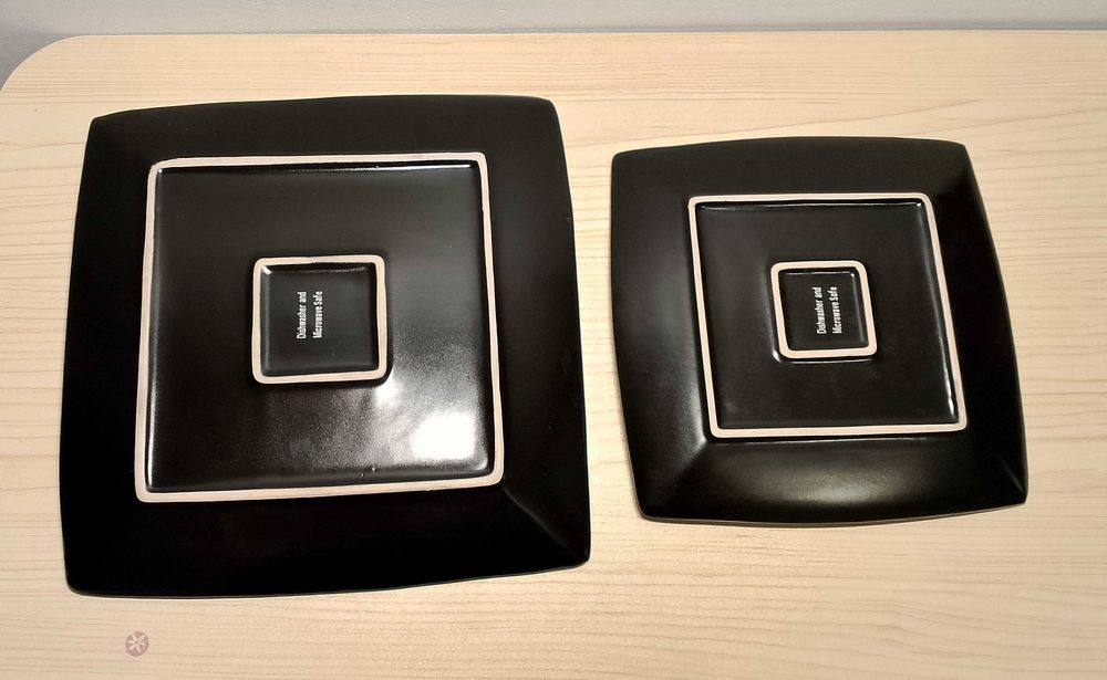 Zestaw pięknych czarnych talerzy /26,6 cm x 26,6 cm/21,4 cm x 21,4 cm/