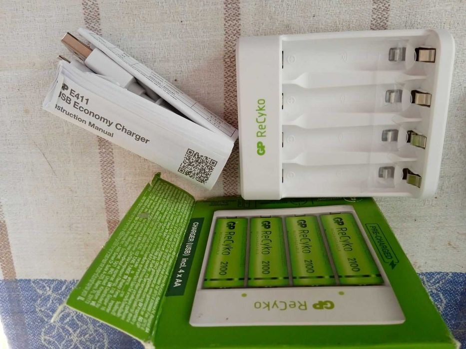 Зарядний пристрій GP ReCyko E411 + 4 акумулятори AA 2100 mAh