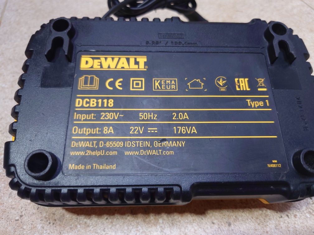Зарядка DeWalt DCB118.