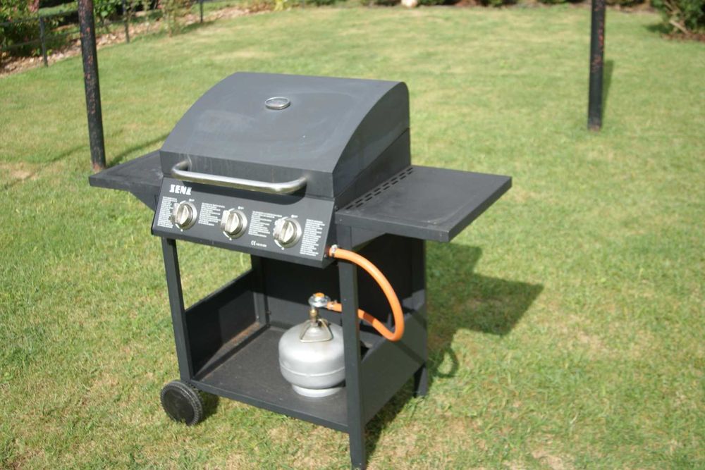 Grill gazowy w dobrym stanie.