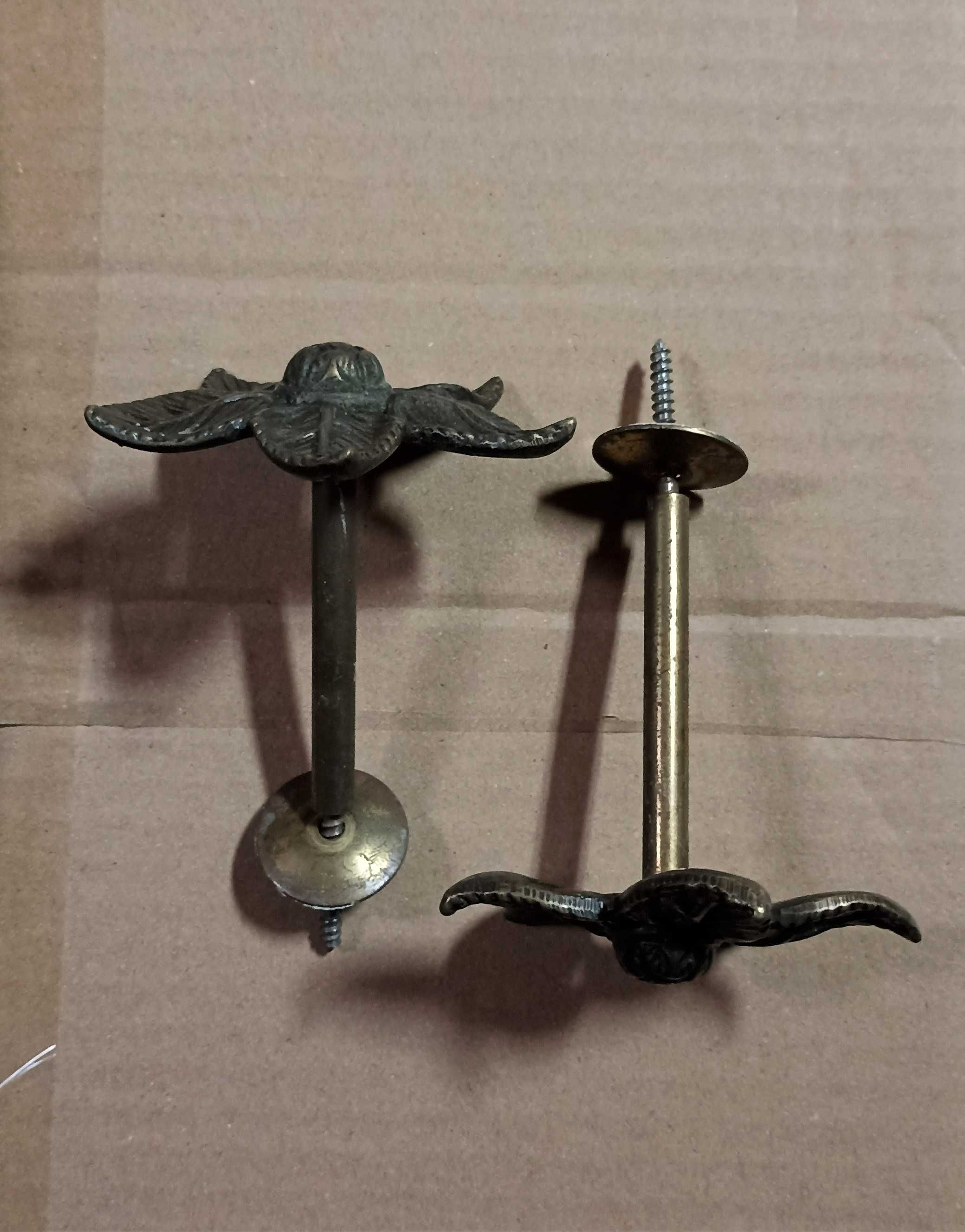 Suportes para reposteiros em forma de flor
