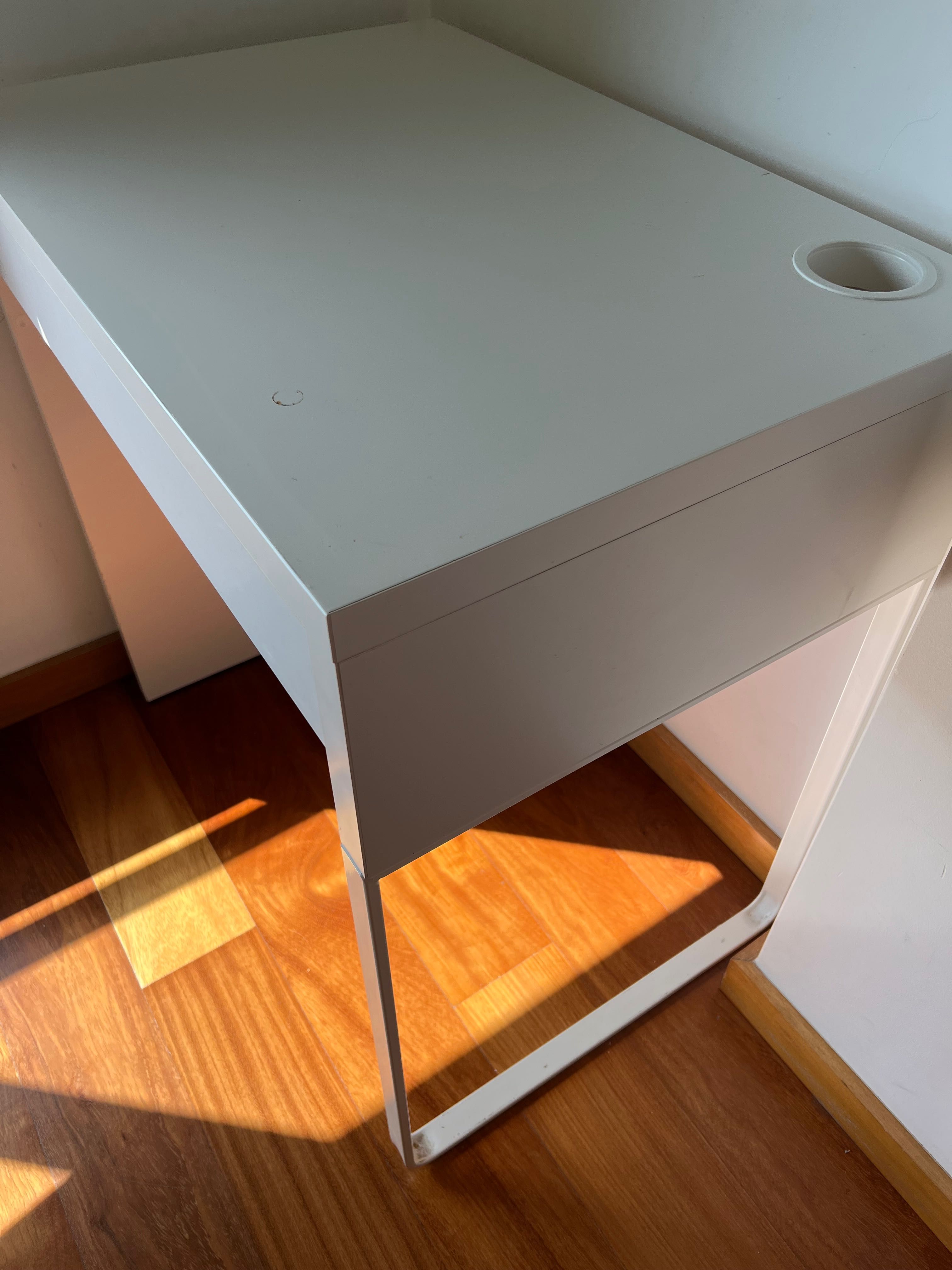 Mesa de estudos com cadeira