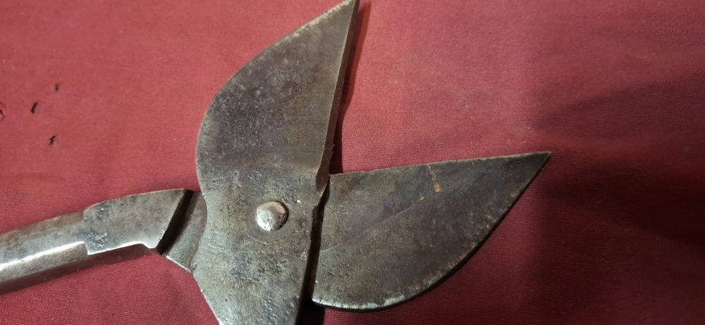 Antiga e grande tesoura de cortar chapa