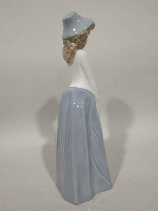 Статуэтка " Девушка в шляпке ". Nao Lladro . Испания. 24 см.