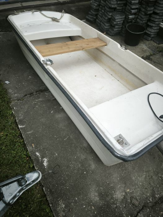 Łódka wędkarska z silnikiem elektrycznym