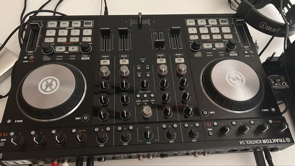 Controladora Traktor s4  mk2  e estojo