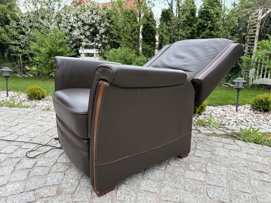 fotel z funkcją relax rozkładany relaksacyjny TV brązowa skóra pilot