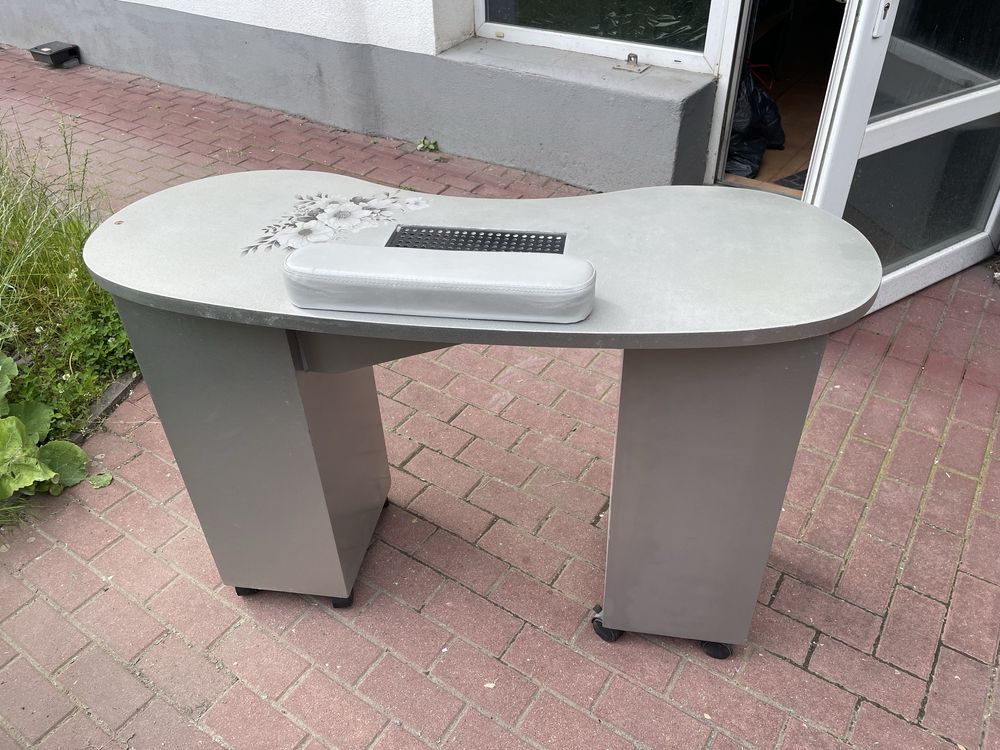 Stół do manicure z pochłaniaczem – używany, sprawny