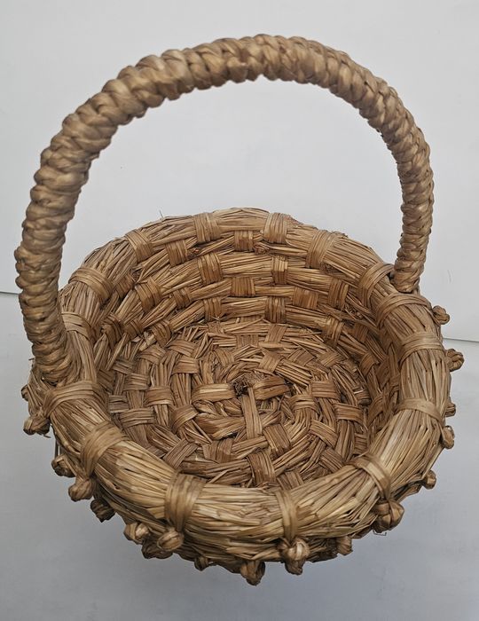 Piękny, ręcznie robiony koszyk ze słomy Wielkanoc