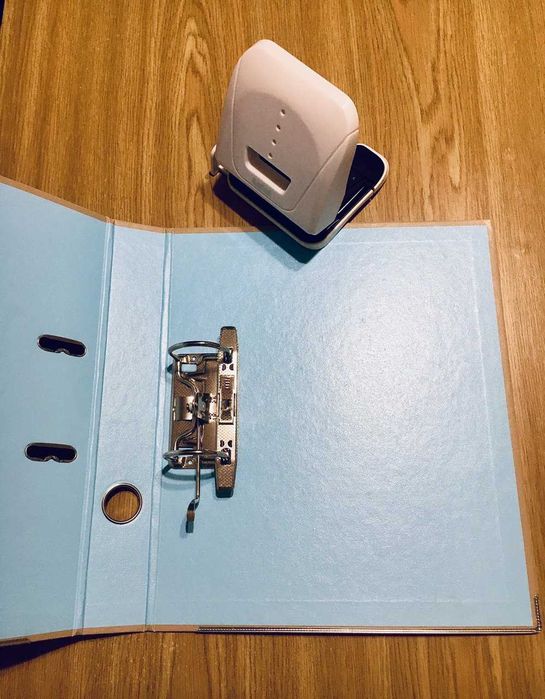 Канцелярія: папка - реєстратор, сегрегатор, дірокол