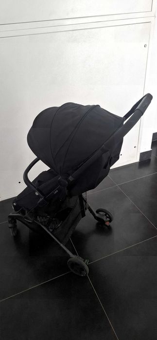 Czarny wózek spacerowy kompaktowy lekki Recaro Lexa
