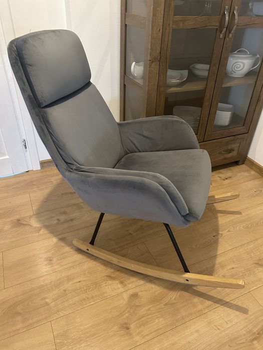 Szary/welurowy fotel bujany