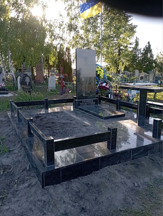 Памʼятники гранітні та бетонні