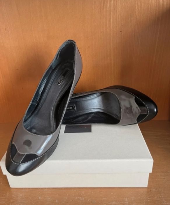 Sapatos de saltos altos