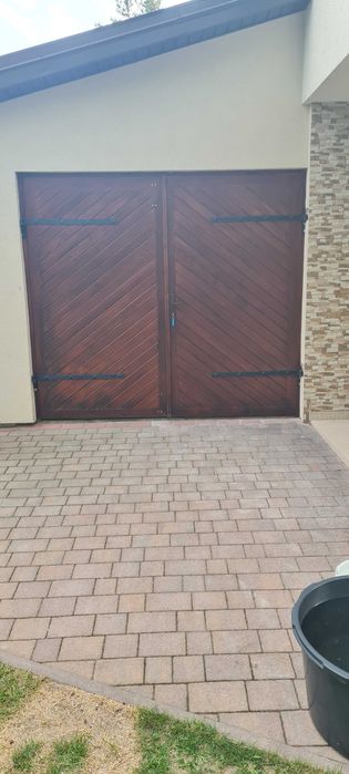 Drzwi garażowe drewniane.