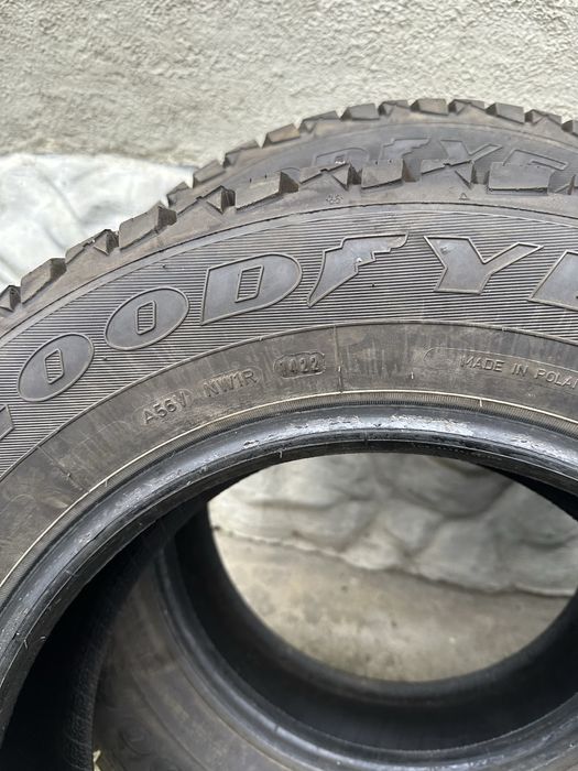 Goodyear UltraGrip 600 215/65 R16 98T