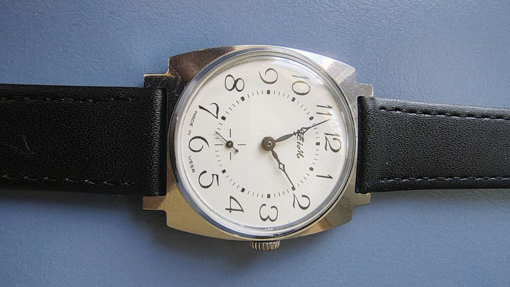 Radziecki zegarek Zim biała tarcza i ciekawe wskazówki